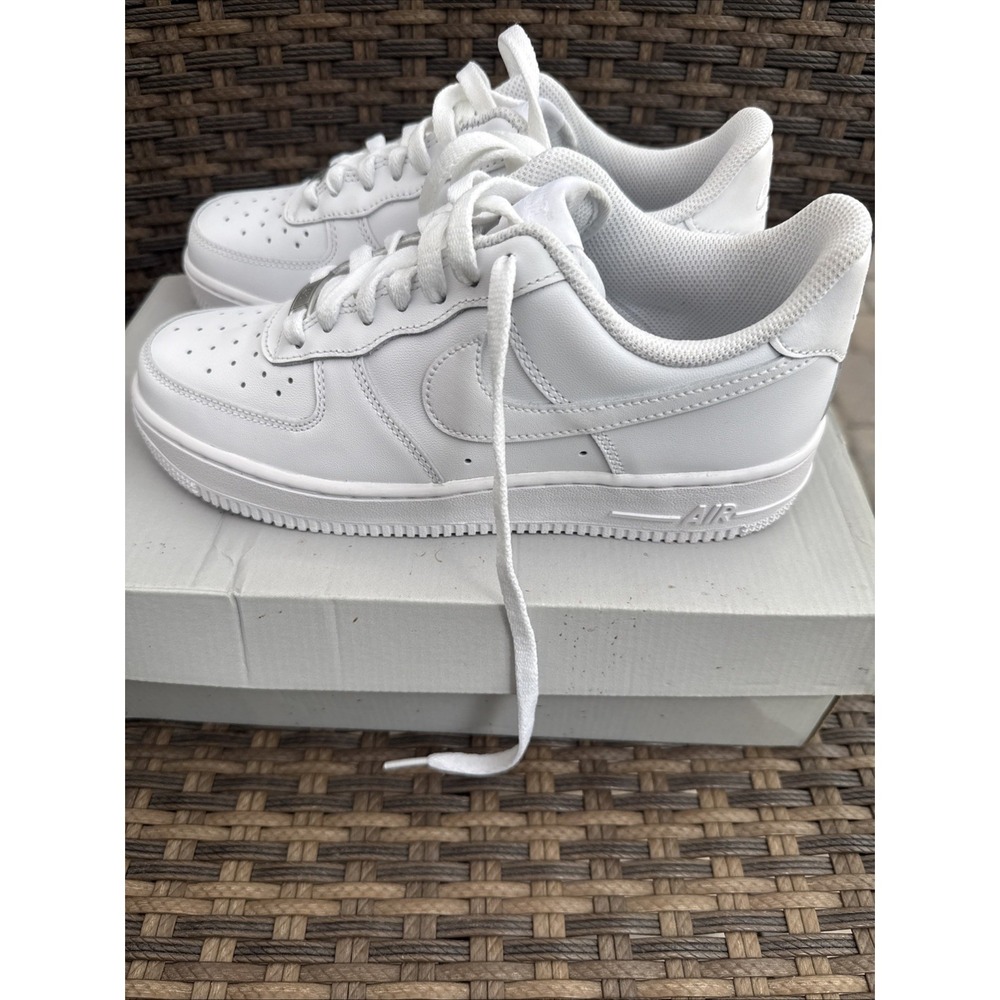 Nike Air Force 1 07 Low Triple White Womens Sneakers DD8959-100 Size 8 NEW - Picture 2 of 6